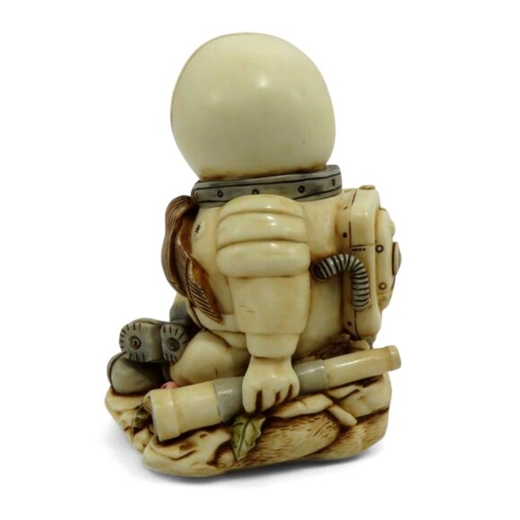 HARMONY KINGDOM Blue Moon Snowman Astronaut Figurine Trinket Box - Picture 5 of 12